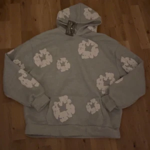 Grå hoodie från Denim Tears - Denna tröjan säljs helt ny och oanvänd, tillkommer prislapp. Priset går att diskutera
