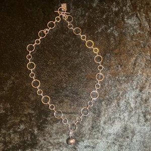 Silverfärgat halsband från Dag och Natt - Elegant silverfärgat halsband med cirkulära länkar från Dag och Natt. Perfekt för att ge en stilren touch till din outfit. Halsbandet kommer i en snygg förvaringspåse.