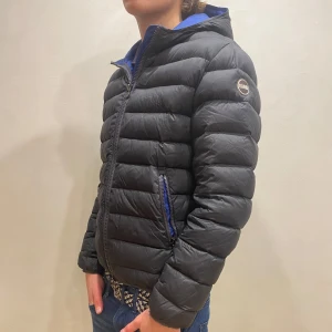 Colmar Jacka - Hej! Säljer nu min jacka från märket Colmar, storlek 46/S, bra skick modellen är 184cm och väger 70kg . Tveka inte på att höra av dig om du har frågor eller funderingar kring jackan!