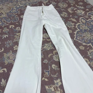 Vita bootcut byxor - Snygga vita bootcut byxor med hög midja och dragkedja fram. Säljer dom eftersom dom är för stora på mig , aldrig använt .storleken på dom är 34 men dom passar även 36 för dom är lite stretchiga!
