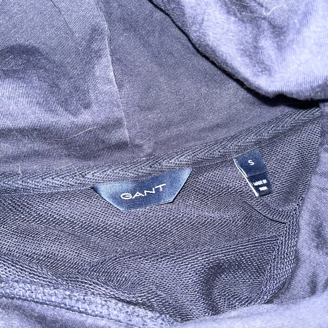 Mörkblå hoodie från GANT - 90