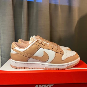 Nike dunk low rose whisper  - Oanvända dunk rose whisper som är köpt från nike appen. Skickas dubbelboxad och finns även digitalt kvitto. Perfekt till sommaren 💯🔥