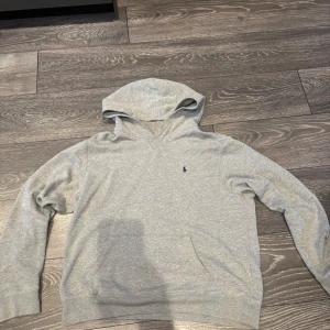 Grå hoodie från Ralph Lauren - Säljer en stilren grå hoodie från Ralph Lauren