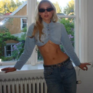 Kort jacka i denim - Extremt cool kort jacka / bolero som kan stylas på många olika sätt! 