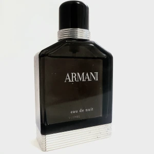 Armani Eau de Nuit Parfym - Härlig Armaniparfym till pangpris (nypris ca 1000 kr). Öppnad men bara använt 2-4ml så ca 46/48 ml kvar. Eau de Nuit är en sofistikerad doft för män tillverkad i frankrike med tydliga inslag av cederträ, iris, bergamott. Säljer då jag har mängder men ej använder så mycket parfym längre.