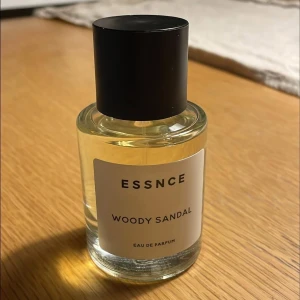 Essnce Woody Sandal Eau de Parfum - Säljer” Essnce Woody Sandal”, en träig fräsch doft. Säljer för att jag har flera andra som jag gillar mer! Ska efterlikna Santal 33. 