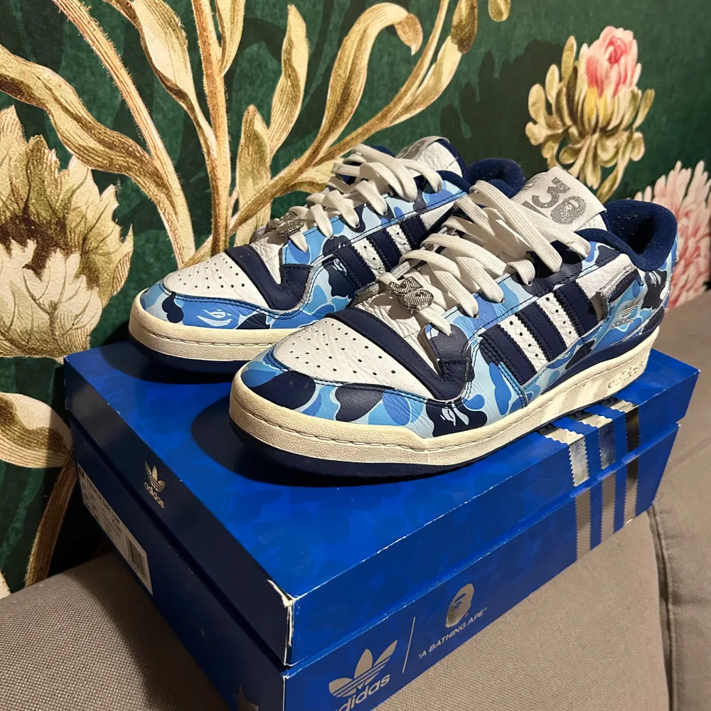 Snygga Adidas sneakers i samarbete med A Bathing Ape. Skorna har ett blått camouflage-mönster med vita och mörkblå . Storlek är 45 men skulle säja att dom sitter som 44.Ny pris är runt 3800. Kengät.