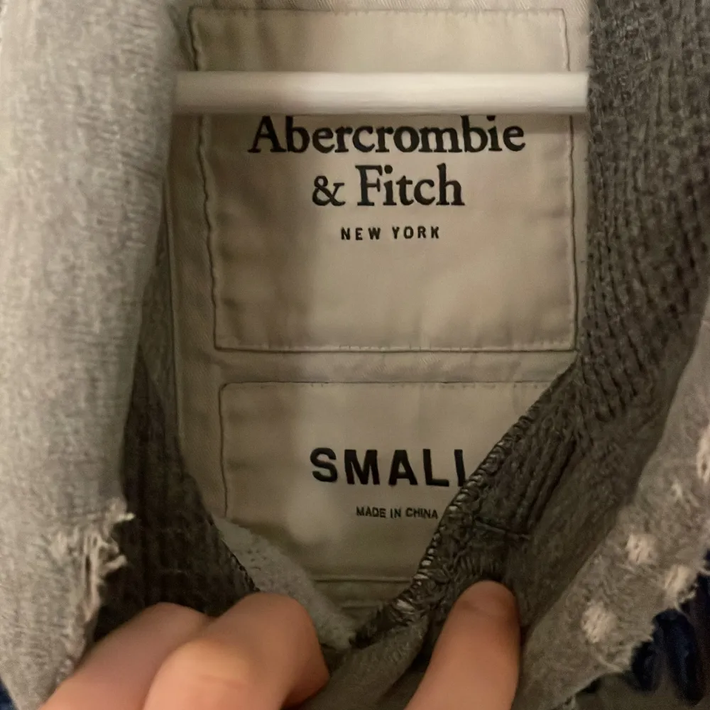 Supersnygg grå abercrombie and fitch hoodie med väldigt unika o super snygga slitningar! Hoodie är ganska tjock vilket gör den helt perfekt nu för kallare dagar. Kom med frågor och priset är inte hugget i sten!🙌 . Hoodies.