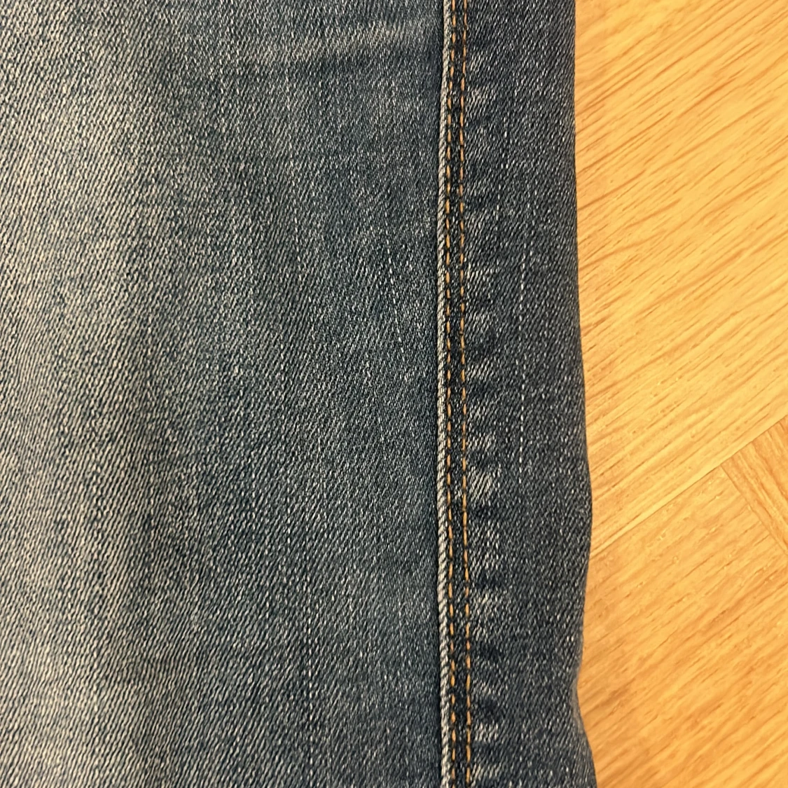 Ett par blå boot cut jeans  - 93