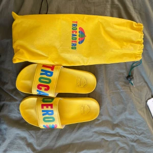 Trocadero tofflor - Tjena! Fetaste tofflorna du kan då tag på, köpte för några år sedan när trocadero lanserade ett event där man skulle samla korkar för att få greje rich fick då dessa tofflorna. Sköna och bra kvalité. Storlek 37/38 Mvh Gustav 