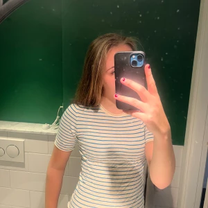 Randig t shirt💛 - Säljer denna blå randiga t shirten från zara då den inte kommer till någon anvöndning. Dessutom i topp skick 🩷🩷🩷