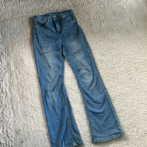 Blåa botcutjeans  - Snygga blå botcutjeans storlek 158/xxs