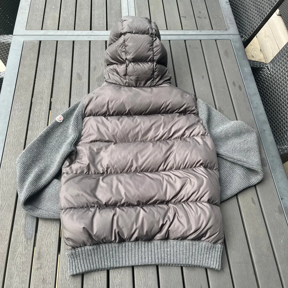 Tja! Säljer denna riktigt feta moncler cardigan i rätt bra skick. Den är lite nopprig på vissa ställen och finns ett pyttelitet hål på insidan av fickan. Annars bra skick för sin ålder. Storlek L kan passa M också. Vid frågor hör av er🙌🏻🤝🏻💫. Jackor.