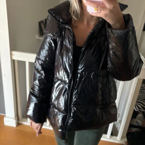 Glansig vinterjacka  - Hej fina! Jag säljer nu denna super snygga glansiga vinterjacka från Zara då den är alldeles för stor! Går att ta av Armarna så dag blir en väst! Super varm och super snygg!  Jag är en S i vanliga fall 