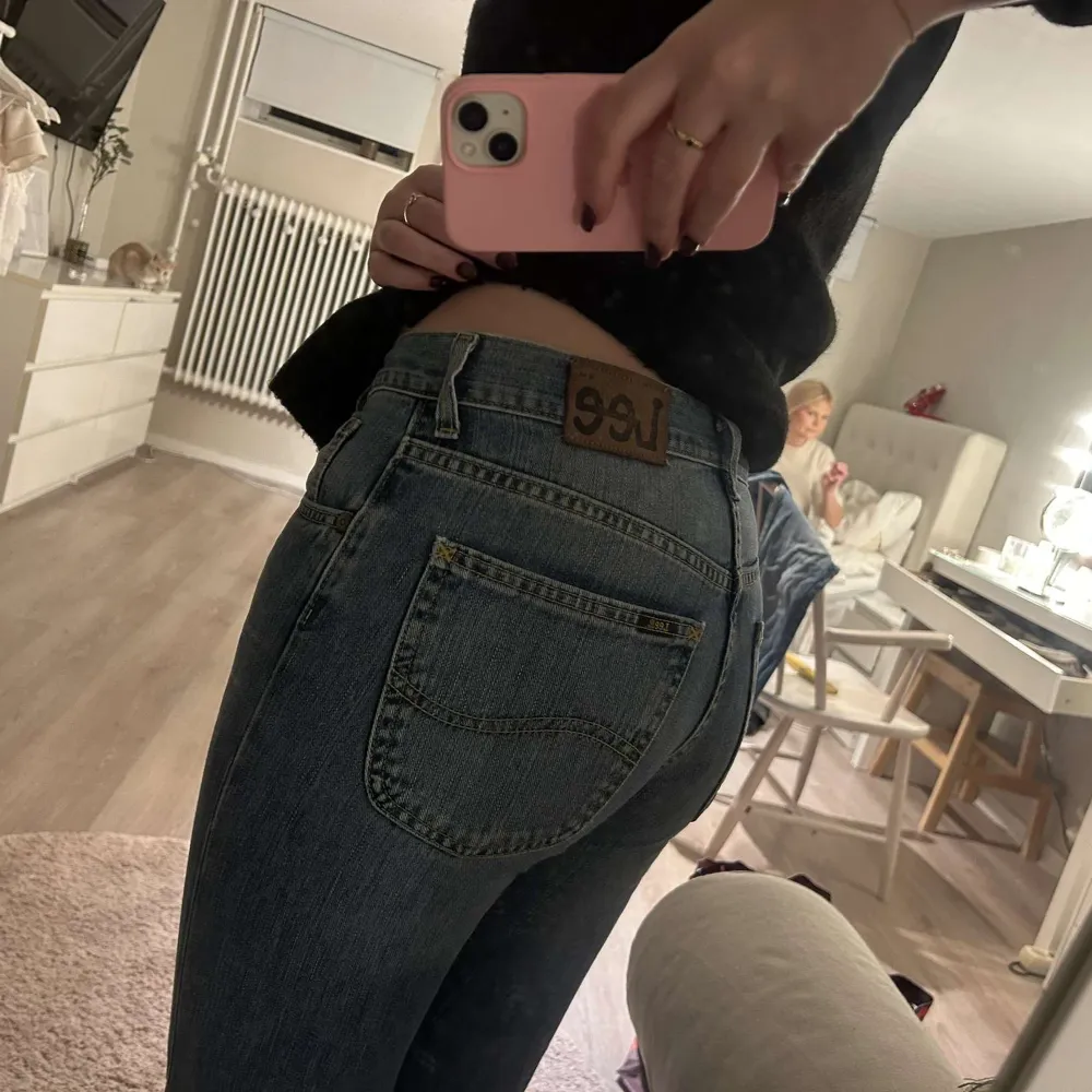 Snygga bootcut jeans från lee. Min mammas gamla så tror inte de säljs längre. 💖 Mid/low waist. Inga defekter 🙌🏼 Storlek 31w 34L Midjemått rakt över~ 39cm Innerbenslängd~ 85cm. Jeans & Byxor.