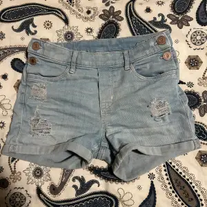 Fina ljusblå jeans shorts. Väldigt bra skick, säljer pga att de inte passar längre.