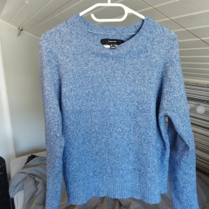 Blå stickad tröja - Blå stickad tröja från vero moda i storlek S. Inga defekter.