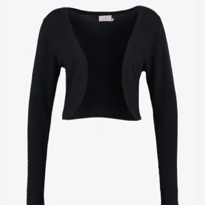 Mörkblå bolerotopp  - Säljer en stilren mörkblå bolerotopp. Den är perfekt för att lägga till en extra touch till din outfit. Toppen är långärmad och croppad, vilket gör den idealisk för både vardag och fest. Materialet känns mjukt och bekvämt mot huden. Nypris 380kr💙