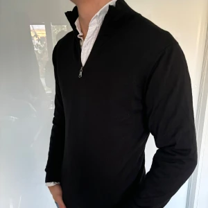 Casual Friday halfzip svart  - - halfzip från märket Casual Friday i storlek M - Bra skick, inga defekter  - Modell på bild är 182/67kg. - Hör av dig vid eventuella frågor! Mvh  