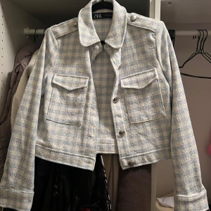 Jacka/blazer  - Jacka/blazer från Zara i strlk M. Passar även S . Jätte fint skick, använd en gång. 