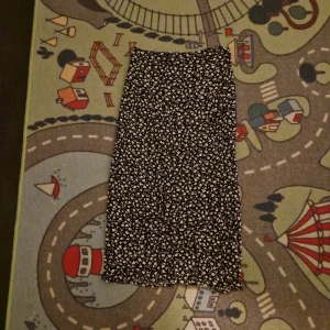 Blommig kjol - Bra skick, använt få gånger pris kan diskuteras