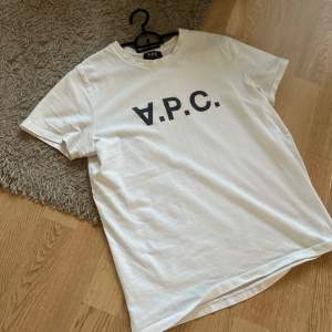 Säljer nu mina APC T shirt som ja köpte på Care of Carl för 1400. Säljer den nu för halva priset då jag inte använder den längre. Enda tecket på slitage är halsen isåfall men inget som man märker!