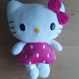 Hello kitty plushie - Jag säljer en liten hello kitty plushie som inte längre används❣ Den är i fint skick förutom att den har ett väldigt litet hål på huvudet där det innan har suttit ett snöre, men det är inget som syns om man inte tänker specifikt på det💞🥰 Skriv vid intresse🌟
