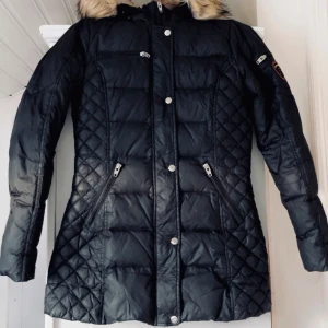 Rockandblue jacka dam  - Säljer min jacka från Rockandblue, använd 1 vinter. I gott skick. Originalpris - 3499kr. 