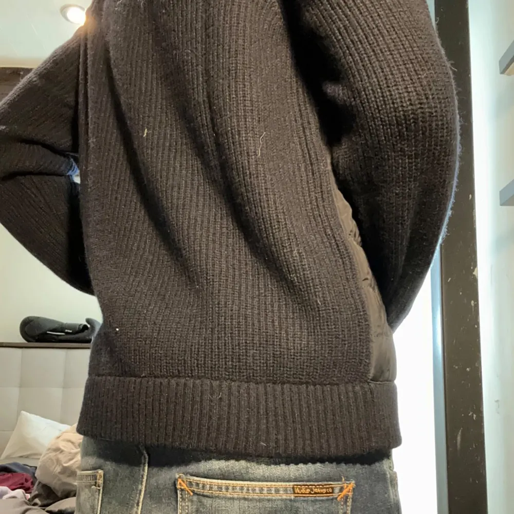 Hechter Paris cardigan i mörkblå. Ny pris ca 2800kr storlek M hör av dig vid minsta lilla fråga och det går alltid bra att lägga bud. 10/10 skick.. Jackor.