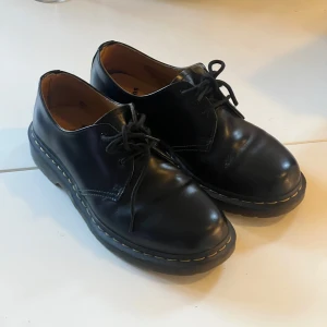 Dr martens 1461  - Säljer ett par klassiska svarta dr mattens 1461 med snörning. Robust sula och är perfekta för både vardag och fest. Skorna är i nyskick och har en stilren design som passar till det mesta. Perfekta för höst och vår!