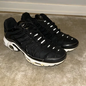 Svarta sneakers med vit sula - Säljer ett par nike sneakers med vit sula. De har en cool design med svarta och vita detaljer och en bekväm passform. Perfekta för vardagsbruk eller träning. Skorna har snörning och är i 5/10 skick.