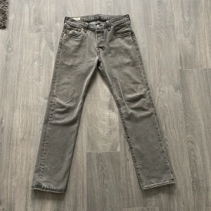 Levi’s 501 30/32 - Gråa Levi’s 501 i storlek 30/32 säljes pga av att de inte passar. Knappt använda så därför i nyskick