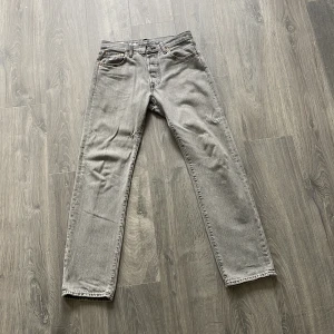 Levi’s 501 ’93 30/32 - Gråa Levi’s 501 93’ i storlek 30/32 pga att de är för små, med inga tecken på användning. Ställ mer än gärna en fråga eller två.