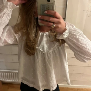 Vit blus  - Jag säljer denna vita supersöta blus som passar till allt💕 den är köpt från Gina young och storlek 170, använd en gång och utan defekter 💕