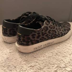 Säljer mina sjukt coola leopard saint laurent skor i storlek 37. De är i väldigt bra skick och allt og följer med, alltså box, dustbag och kort💞 Kan gå ner i pris vid snabb affär!