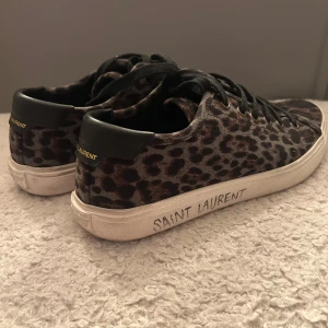 Saint Laurent skor - Säljer mina sjukt coola leopard saint laurent skor i storlek 37. De är i väldigt bra skick och allt og följer med, alltså box, dustbag och kort💞 Kan gå ner i pris vid snabb affär!
