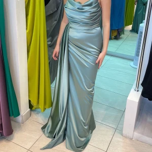 Festklänning  - Säljer min fina klänning i satin.  Endast använd 1 gång. Köpt på edessas mode för 4600kr Säljer för 2000kr, pris kan diskuteras vid snabb affär   Storlek 36 