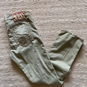 TRUE RELIGION JINZ - Feeeta trueys, de är 116 cm långa så de stackar jättenajs, gråa, logan super T fet stitching, skriv vid frågor!