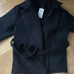 Svart kappa  - Har använd den några gånger så lappen är inte kvar längre men annars perfekt och ganska tjock till höst & vinter  Pris diskuterbart vid snabbt köp  Omesize men passar mig som oftast har s 