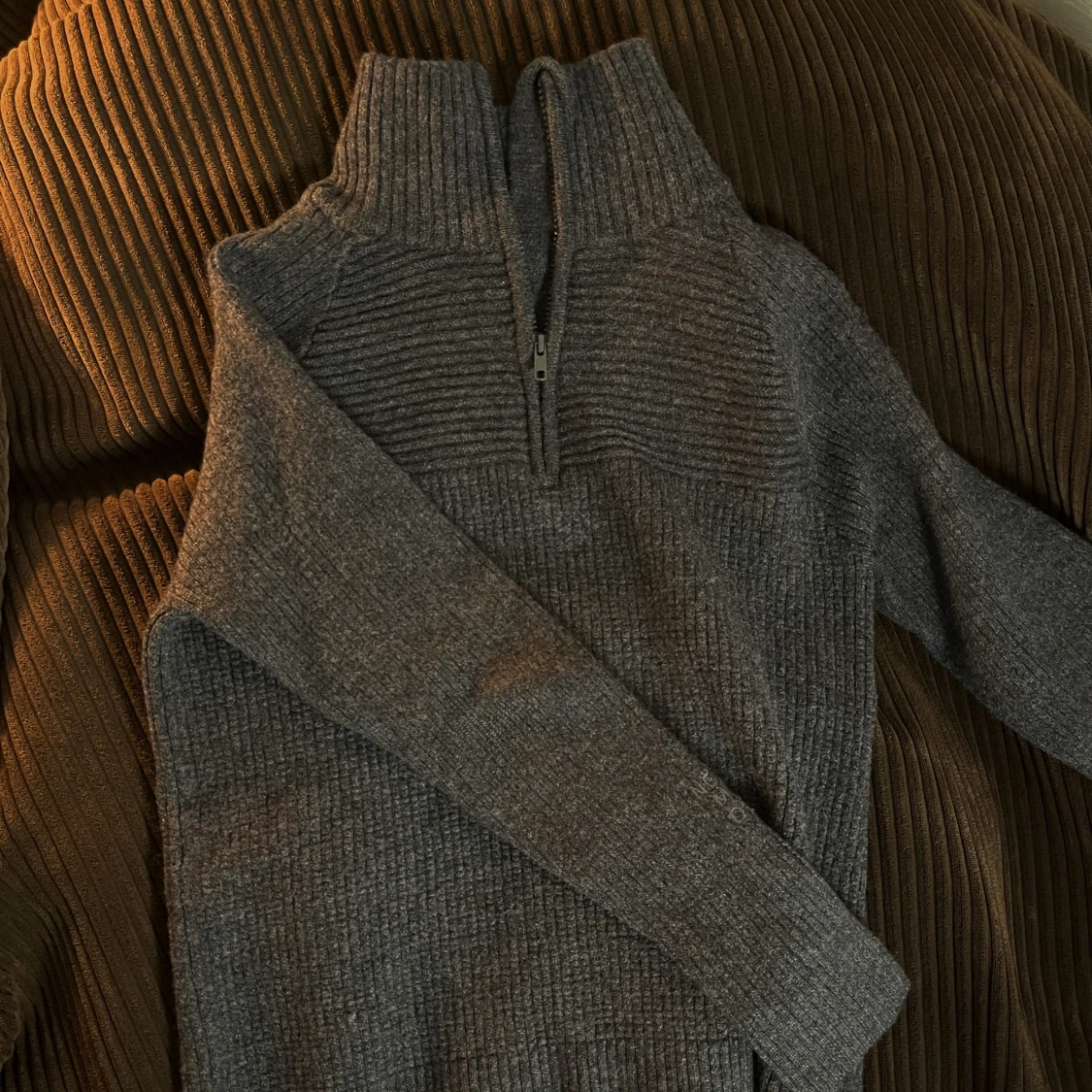 Mörkgrå stickad tröja 