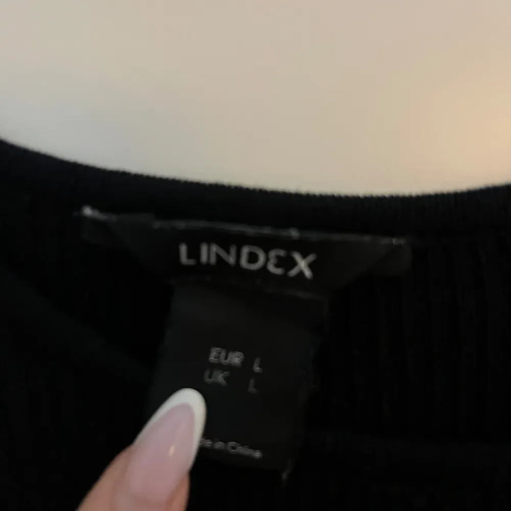 Säljer en elegant svart ärmlös klänning från Lindex. Den har en klassisk och stilren design som passar perfekt för både vardag och fest. Klänningen är i storlek L och har en smickrande passform. Perfekt för att klä upp eller ner beroende på tillfälle!. Mekot.