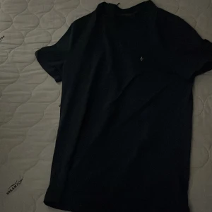 Mörkblå Morris t shirt  - Knappt använd skulle säga skick 9-10 storlek S fraktar dagen när den e köpt innan 18