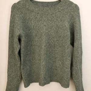 Vero Moda Stickad Tröja - Snygg trendig stickad grön tröja från VERO MODA!🤩 Är i storlek xs och har inga defekter✨  Tveka inte att skriva vid frågor!💕