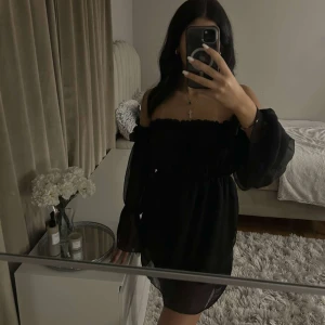 Svart klänning  - Svart kort elegant klänning i storlek S, dock väldigt stretchig kan även passa M. nypris 200kr. Aldrig använd den. 