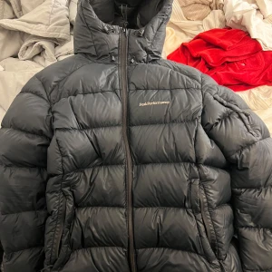 Peak - Hej! Säljer den här peak performance jackan, den är i fint skick bara ett hål i armen men de syns inte, har använt den 1 vinter så den ser ut som ny. Ny pris 5000. Pris kan diskuteras vid snabb affär ❤️