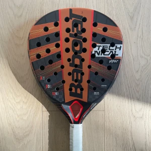 Babolat technical viper 2024  - Säljer mitt Babolat Technical Viper 2024. Använts 3 gånger. Racket är i utmärkt skick, inga skador eller repor. Perfekt för spelare som söker kraft och precision på padelbanan. Nypris 3695kr. Ett nästan nytt racket till ett betydligare bättre pris!