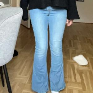 Midwaist flare jeans  - Midwaist flare jeans från VILA, köpta för 2/3år sen och knabbt andvända, dom är även i mycket bra skick. Jag är 165cm och jeansen slutat över hälen för mig så skulle nog säga dom passar nån som är runt 160cm istället 💕