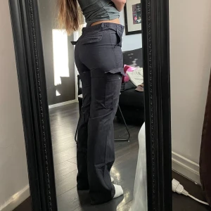 Cargopants - Mörkgrå cargopants som tyvärr blivit för små för mig. Knappt använda.