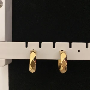 Guld örhängen.                               60kr - Jag säljer dom här jättefina guldörhängen 