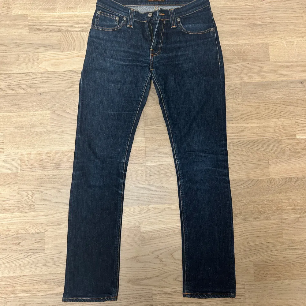 Ett par mycket trendiga Nudie Jeans i en fin, mörk finish och såklart nyskick. De är storlek W29 L32 och de är ”Super Slim Kim” modellen, så de är ett dugg tajtare än vanliga slim fit. Vid snabbaffär kan pris diskuteras.. Jeans & Byxor.